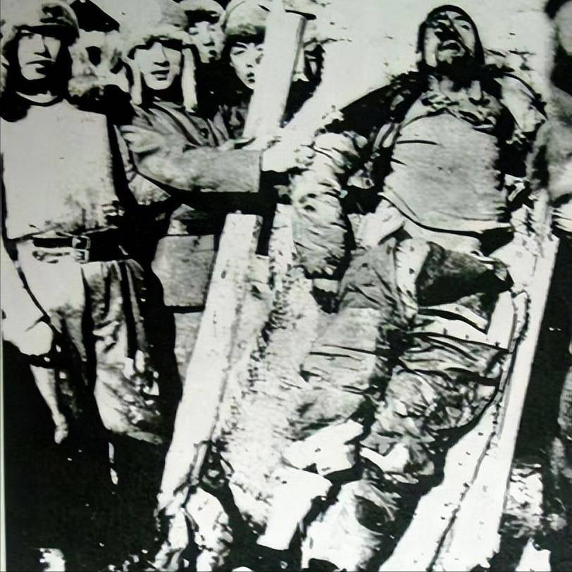1957年杨靖宇入殓的现场,身首是用石膏拼接的,遗容令人潸然泪下