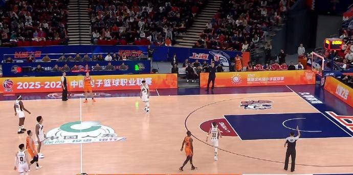 张镇麟与弗格首秀表现低迷，姜伟泽独得22分难力挽狂澜，上海险胜吉林