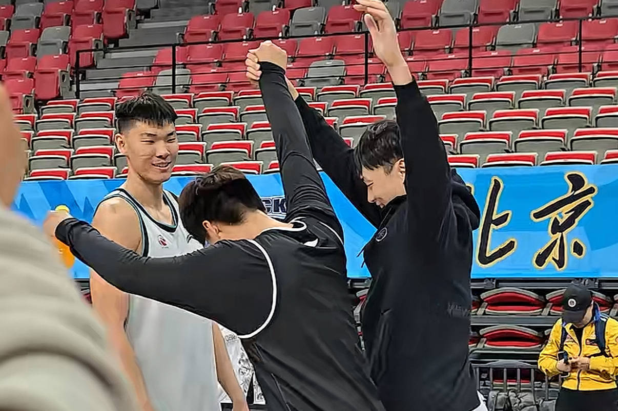 赵睿与新疆老队友拥抱热舞：聚是一团火 散是满天星