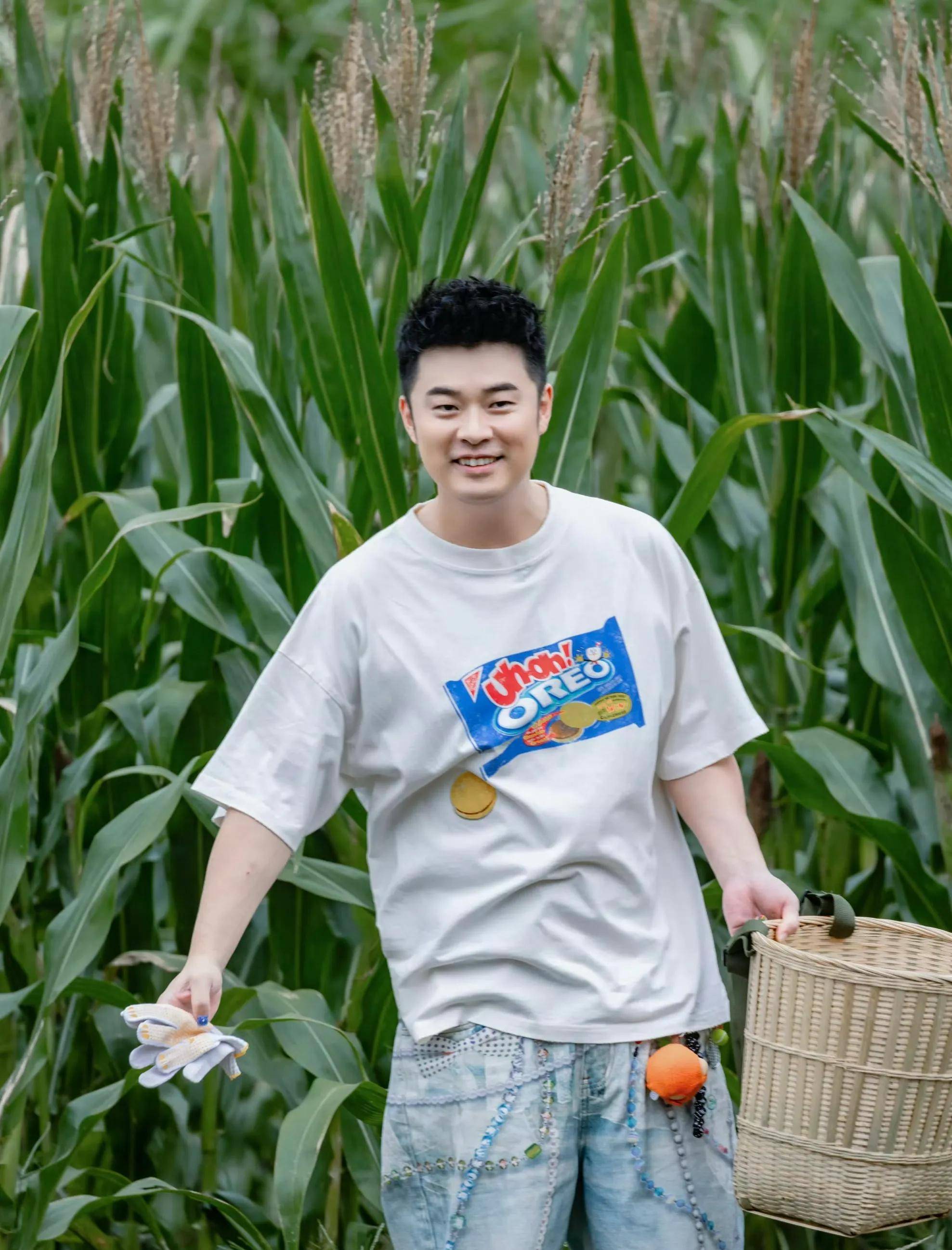 陈赫与张子萱约会逛街吃饭看剧好惬意甜喊我老婆秀足恩爱