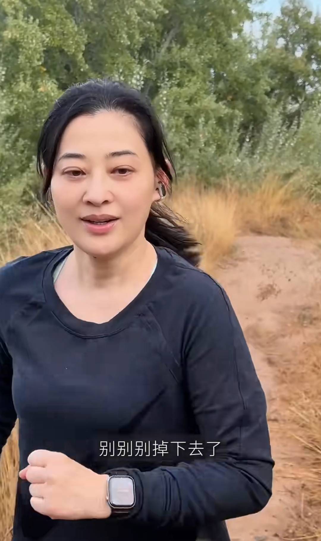 梅婷带老公野外晨跑,穿件单衣抱大树疗愈,50岁素颜显老有双下巴