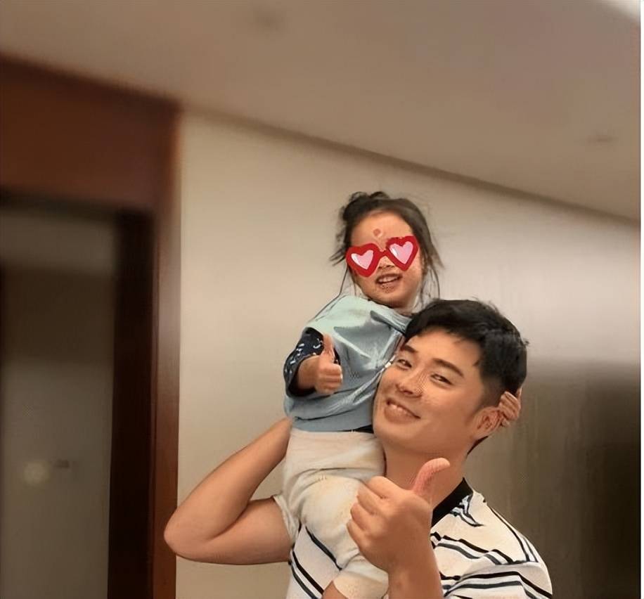 陈赫带娃出国天天找粥？关键时刻还得靠同胞