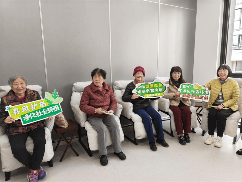 银发共沐书香 携手护“苗”成长(图2) 银发共沐书香 携手护“苗”成长(图2)