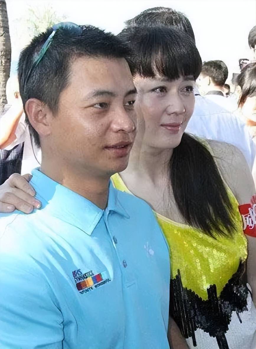 世界冠军李大双,与弟弟合伙办体育用品公司,再婚娶大2岁女明星