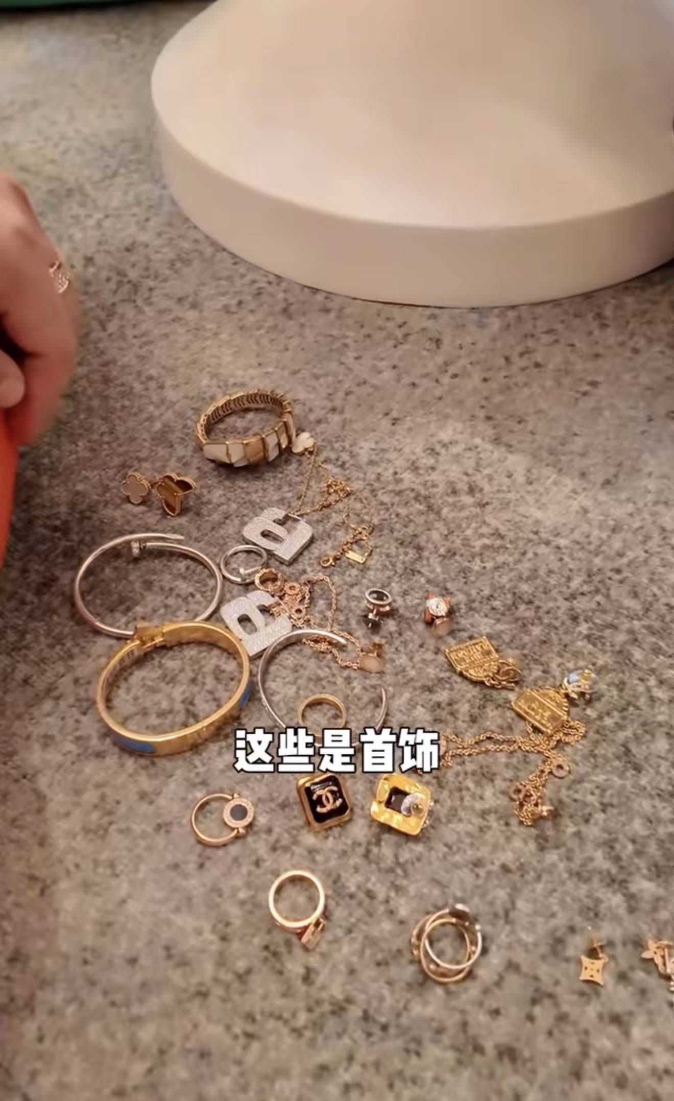 赵本山女儿卖奢侈品回收师装满23个大垃圾袋69万的包都不要了