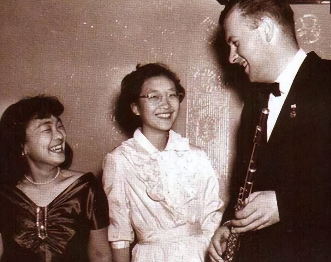 顾圣婴曾被誉为天生的肖邦作品演奏家,是一位钢琴天才,拥有与生俱来的