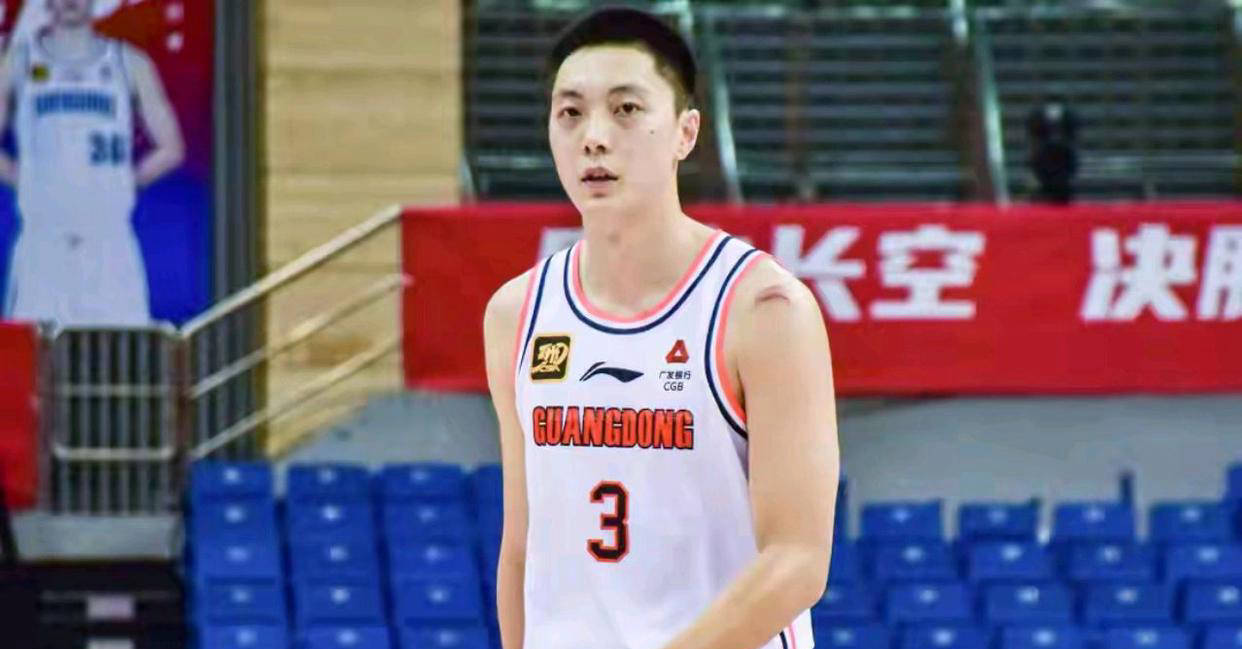 险胜之夜的冰冷手感：胡明轩的挣扎与广东队的坚韧抗争