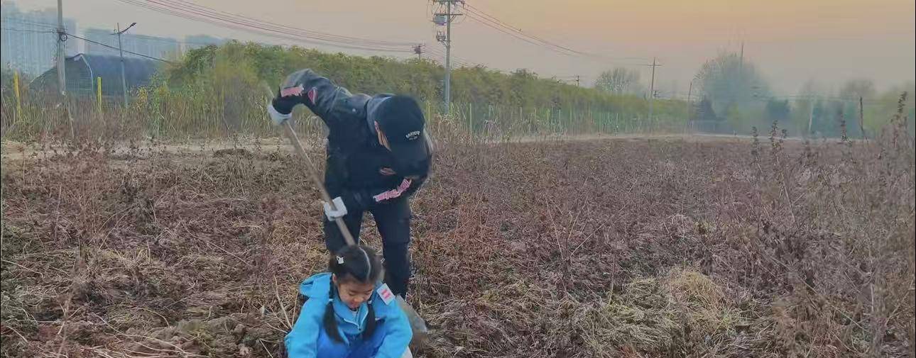 汪峰陪女儿醒醒干农活视频_汪峰和章子怡嘿咻指数_醒醒与汪峰的温馨互动