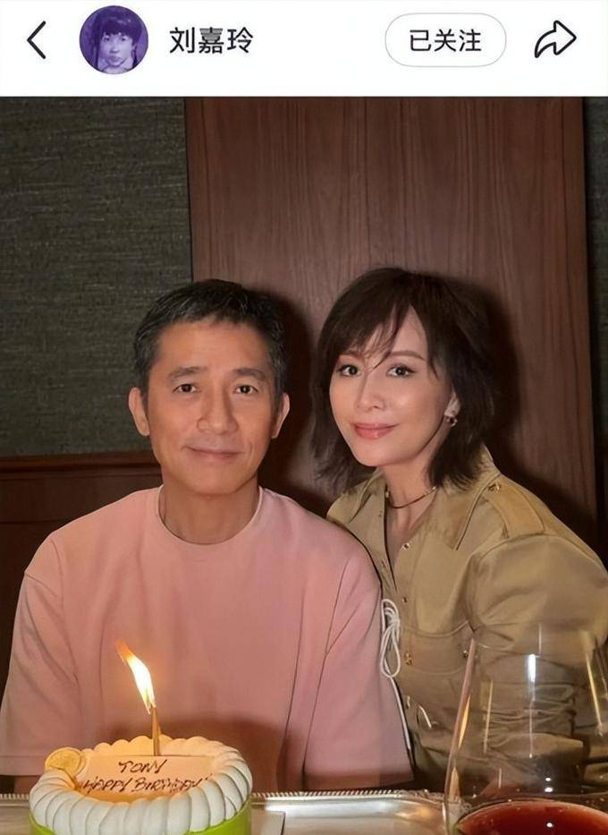 王菲陪刘嘉玲夫妇滑雪,端咖啡坐梁朝伟旁,19岁李嫣兔唇疤痕明显