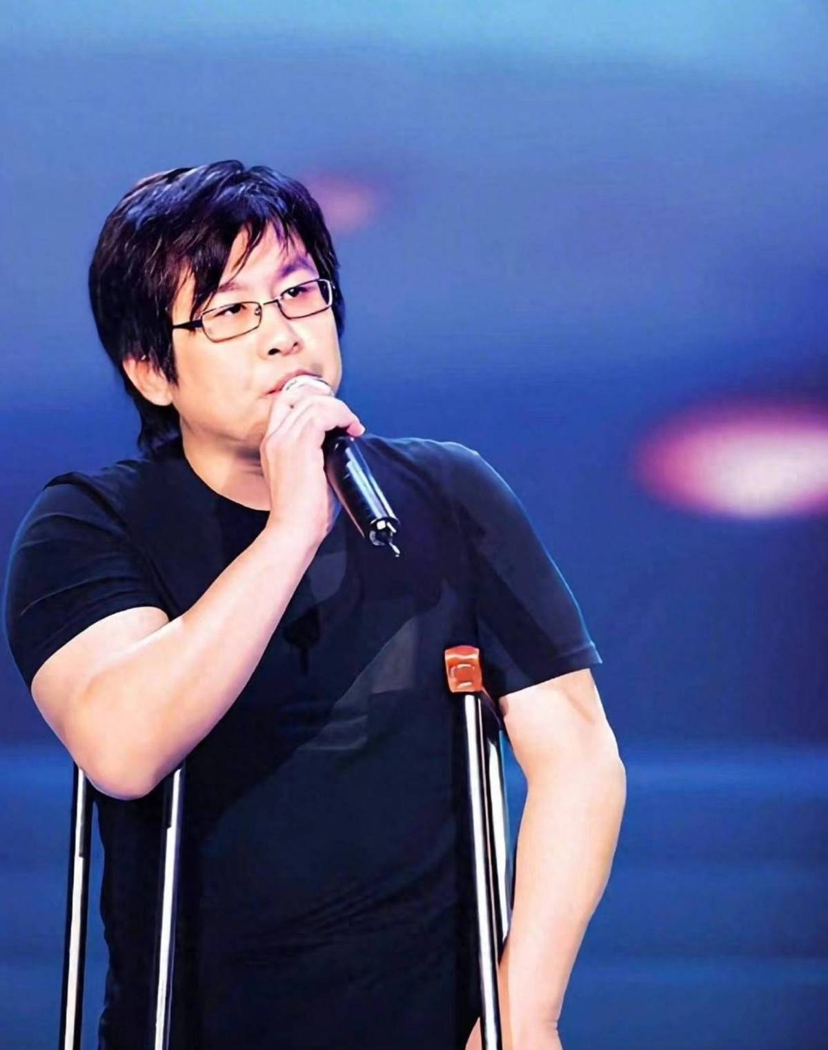 歌手郑智化风波后首露面坐轮椅再放狠话直言文明野蛮难沟通