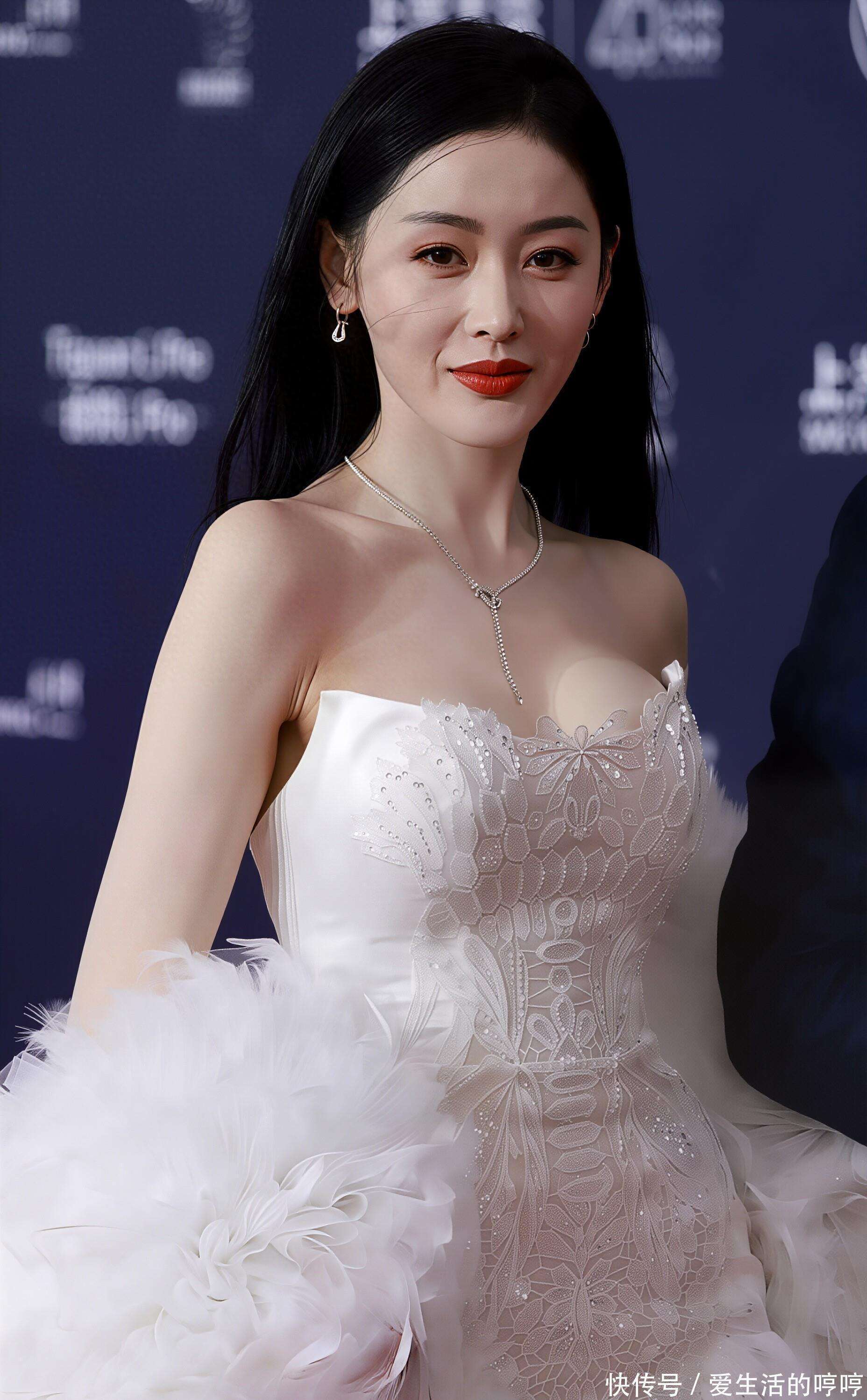 张天爱以大胆着装为盾,勇敢活成自己的光!