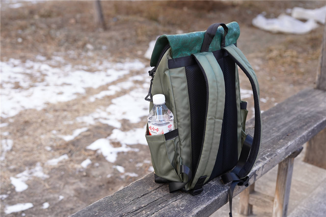 青橙微熟魔鬼猫时尚大容量双肩包日常使用蛮好