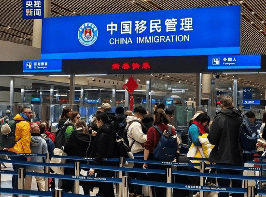 “双重身份”彻底终结！华人回国机场被拦，要求当场销户！民警上门！-华闻时空