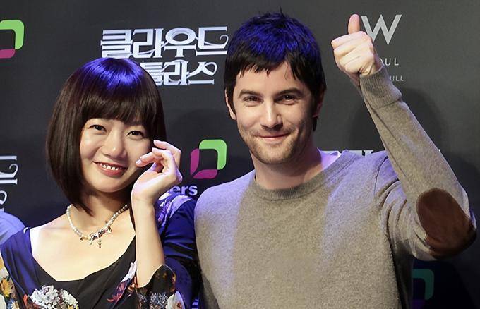 在2014年的戛纳国际电影节上,裴斗娜向公众公开了她与吉姆·斯特加斯