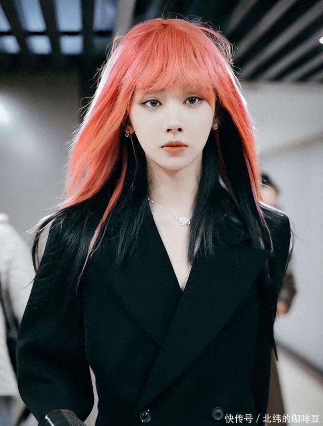 原创王影璐的高空作业名场面！十几厘米鞋跟走红毯，全网在线揪心