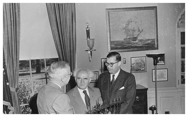 为了国家不惜一切,将犹太人带回应许之地的以色列国父本古里安!