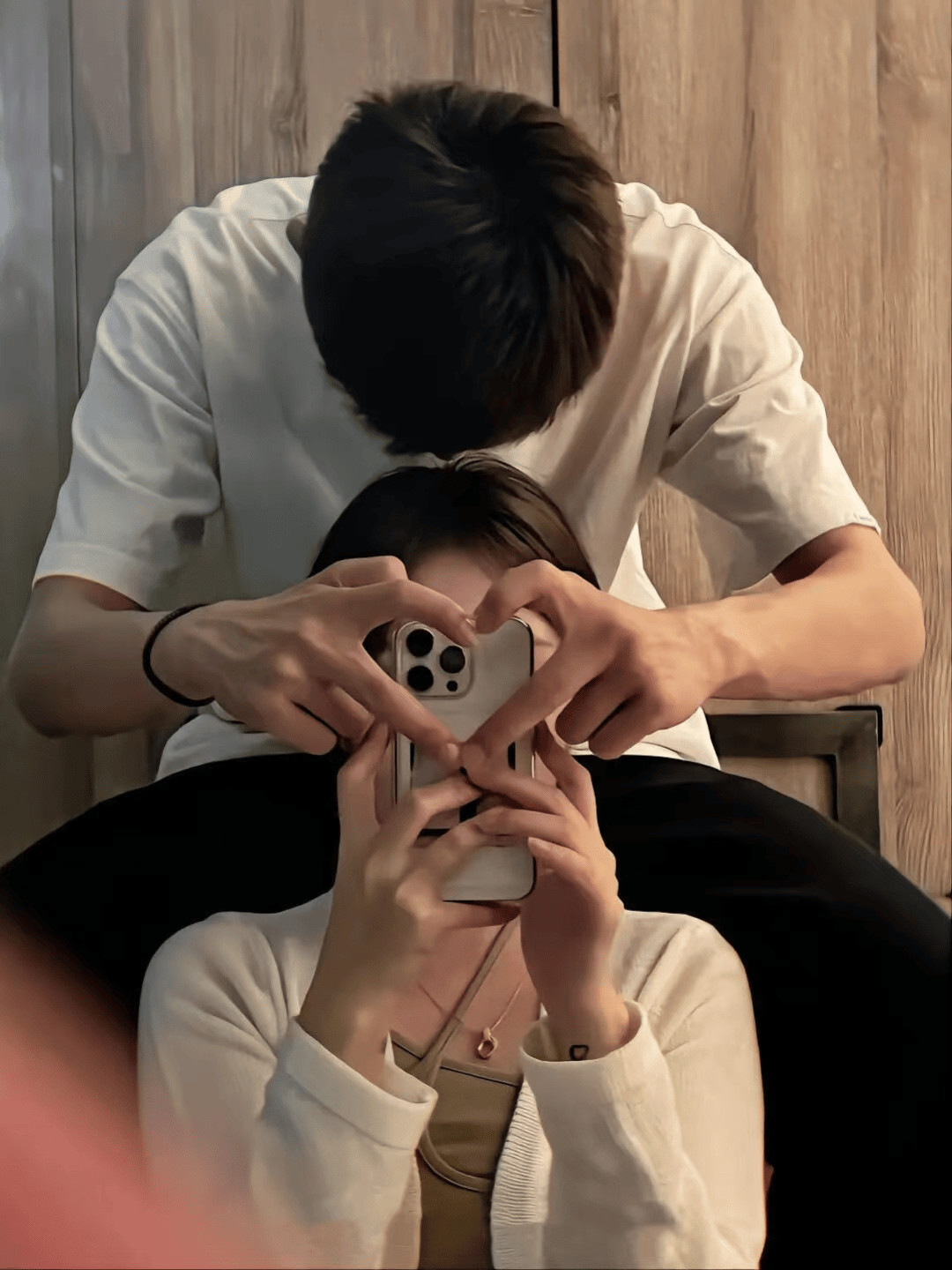 情侣拍照姿势大全!从自拍到剪影,9个万能模板