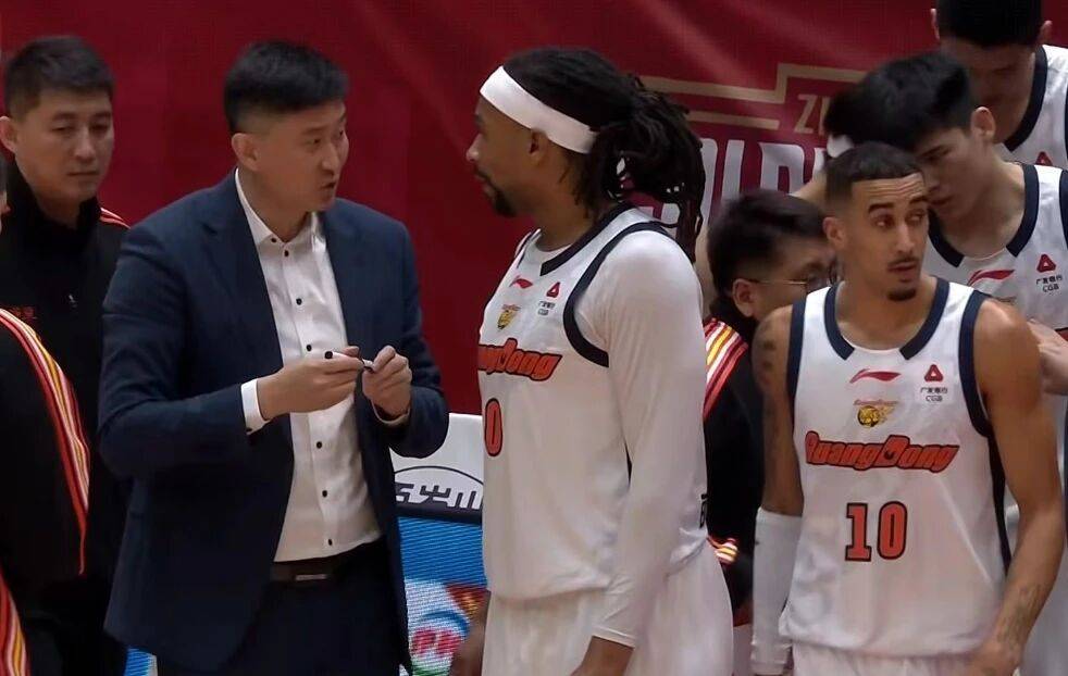 广东男篮伤病满营，外援奎因伤病突然加重，五大主力有伤在身，杜锋无奈