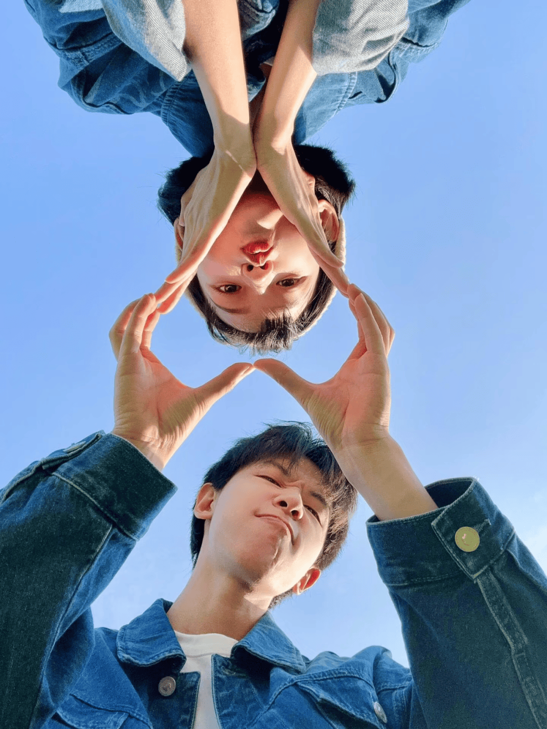 情侣拍照姿势大全!从自拍到剪影,9个万能模板