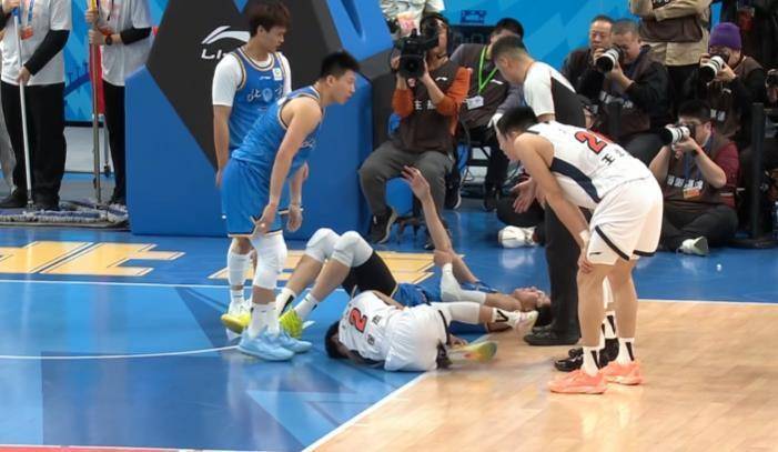 伤兵满营！徐杰伤病情况曝光 走路一瘸一拐 杜锋无奈调整阵容