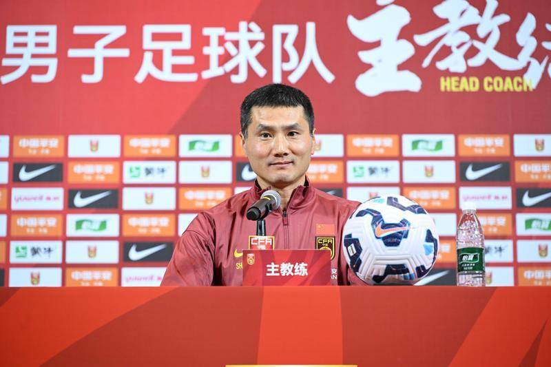 组图：国足举行媒体见面会 主教练邵佳一正式亮相