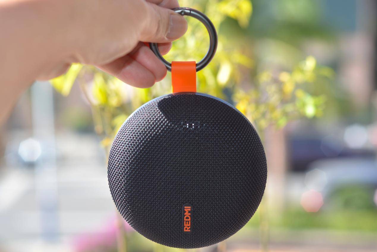 灵动黑橙撞色，可拆卸金属挂扣，新年就送这个REDMI 2蓝牙音箱