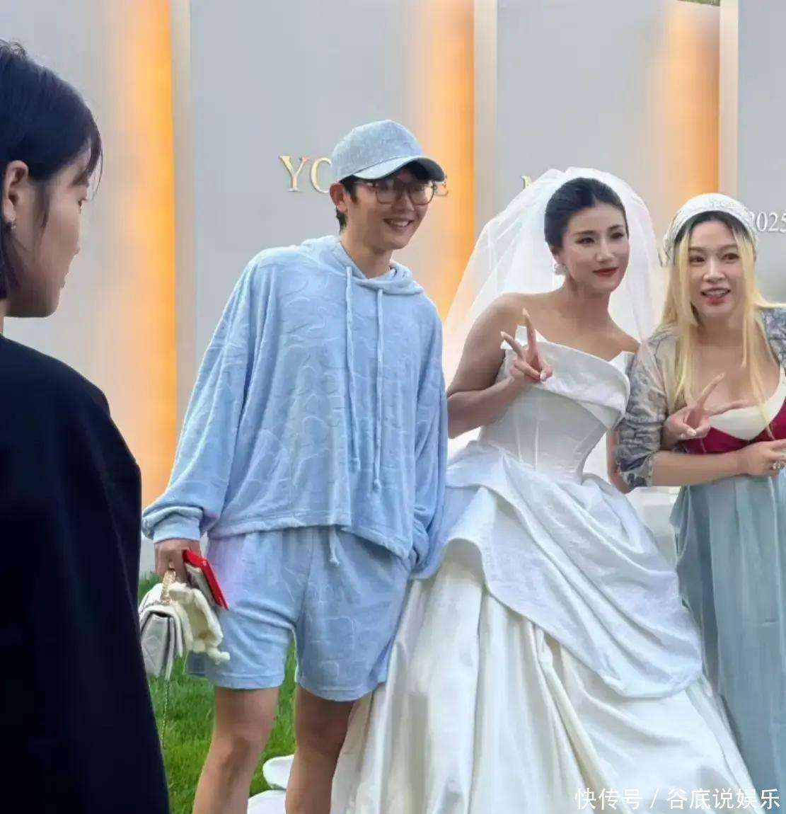 孟鹤堂新年晒闺女女儿也是自来卷已经会坐了蜡笔小新侧脸好萌