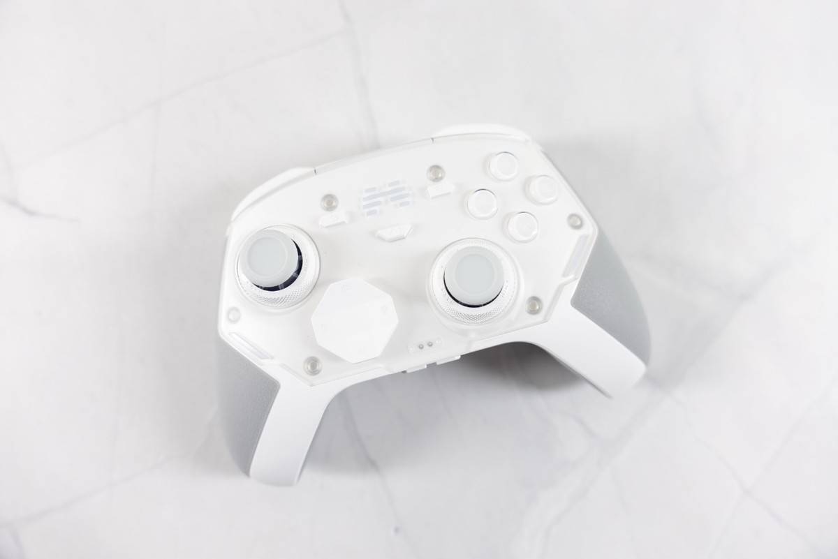 手感出色，AI加持功能更强，北通鲲鹏40御铠白游戏手柄体验