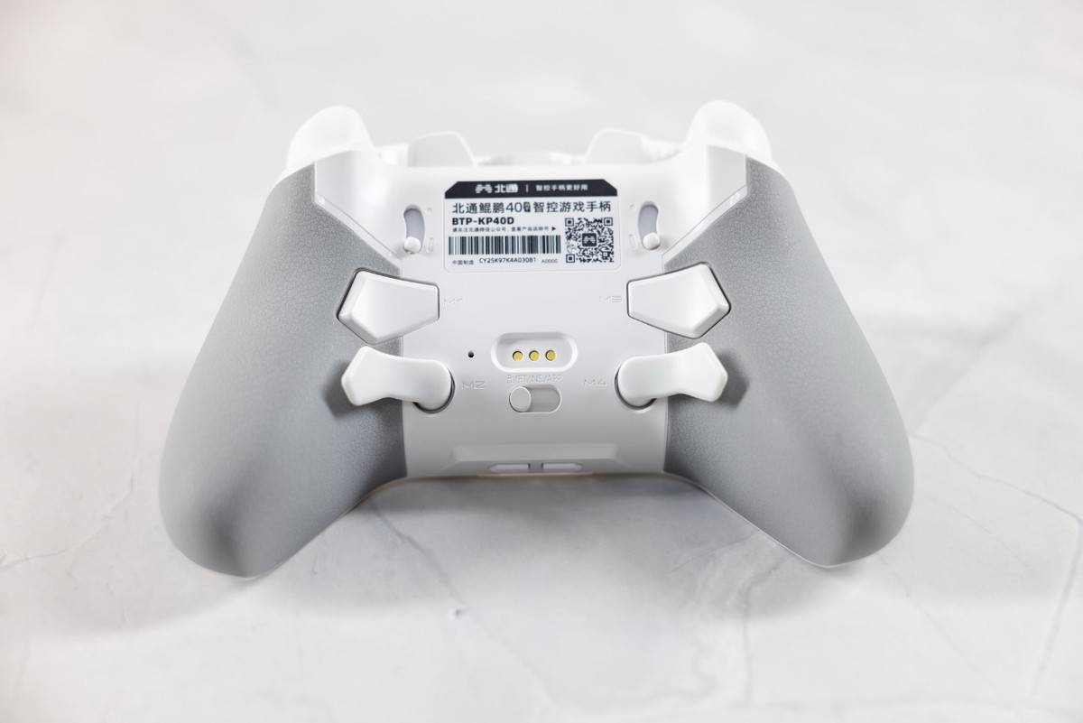 手感出色，AI加持功能更强，北通鲲鹏40御铠白游戏手柄体验
