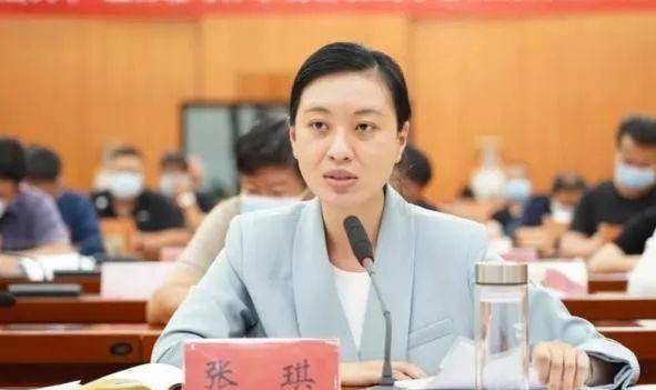 她毕业于清华大学,拥有博士学位,才华与美貌并存,31岁成副处级