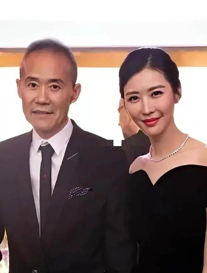 原创 田朴珺被曝清空老公王石合照！否认离婚拒绝《再见爱人》封面图