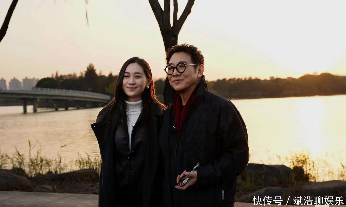 李连杰晒素颜照,和小女儿逛街看车,22岁jada又高又瘦像妈妈利智