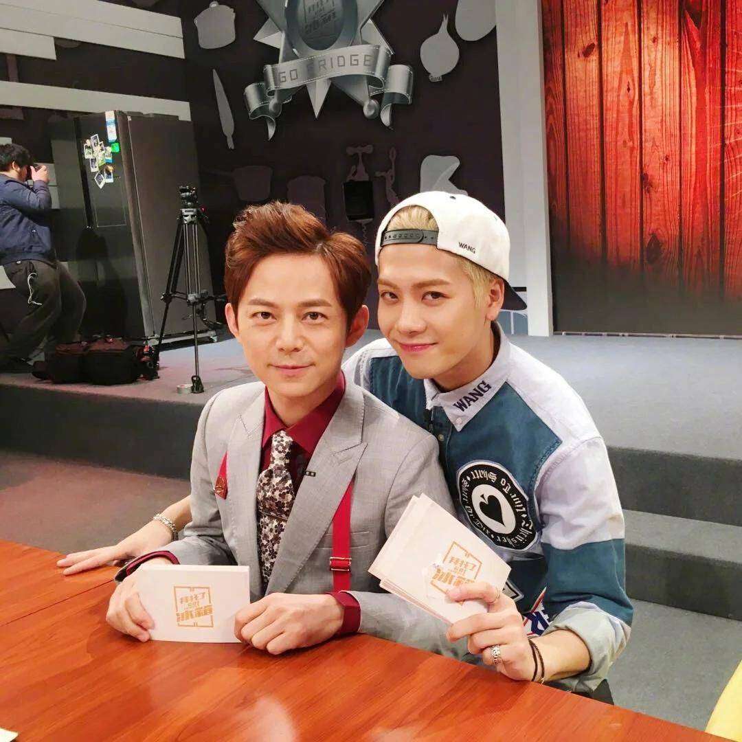 王嘉尔状态反差引热议,工作量大或成原因