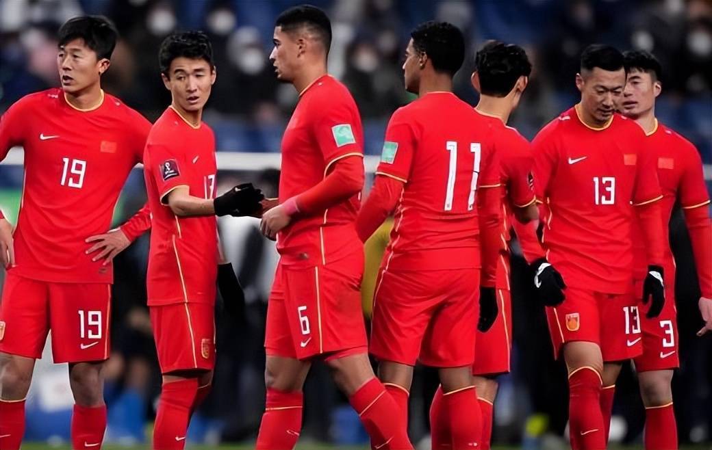 国足梦想成真将直接压哨晋级2026年世界杯！国际足联出手保送，已经被辟谣了