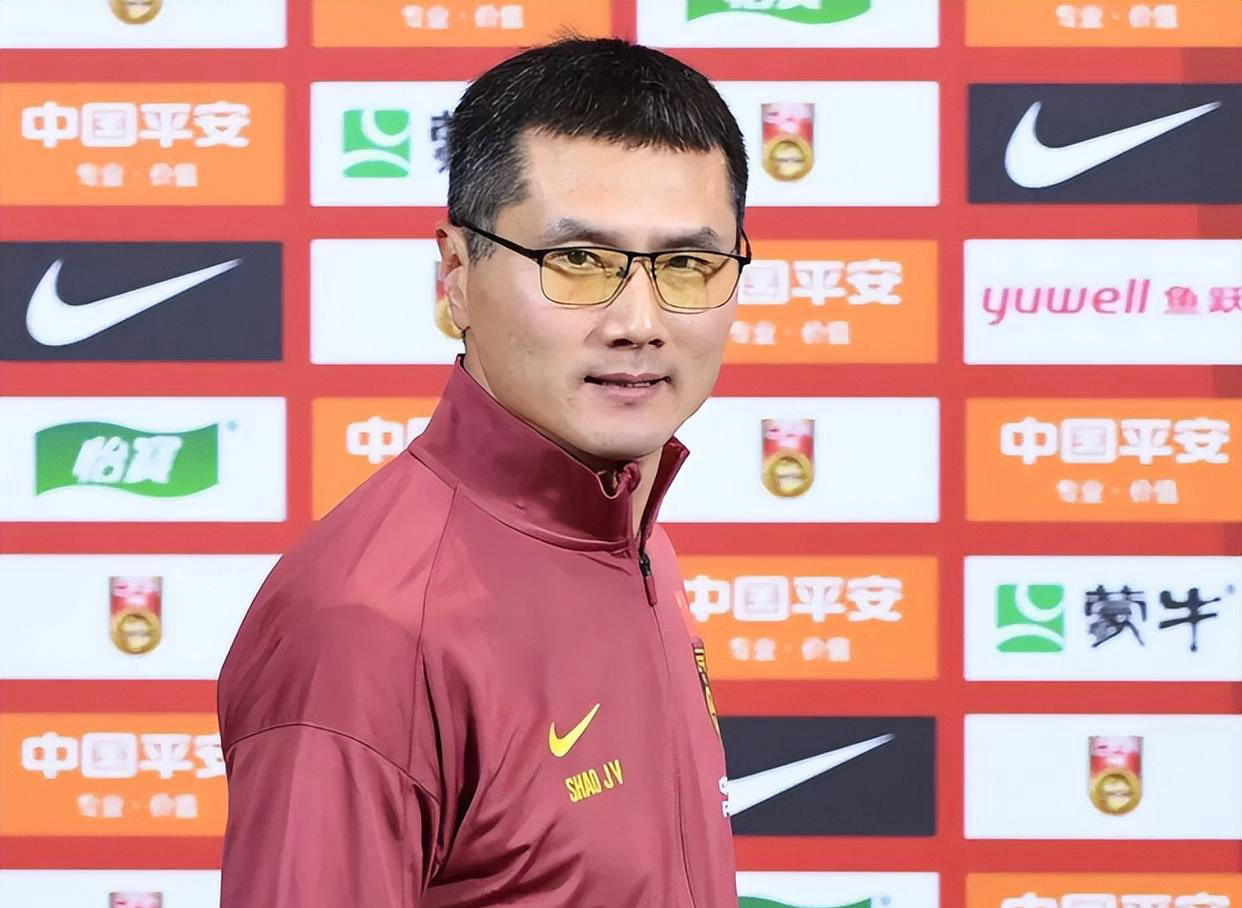 初生牛犊不怕虎！邵佳一执掌国足，开局两大大胆举措勇气超越外教