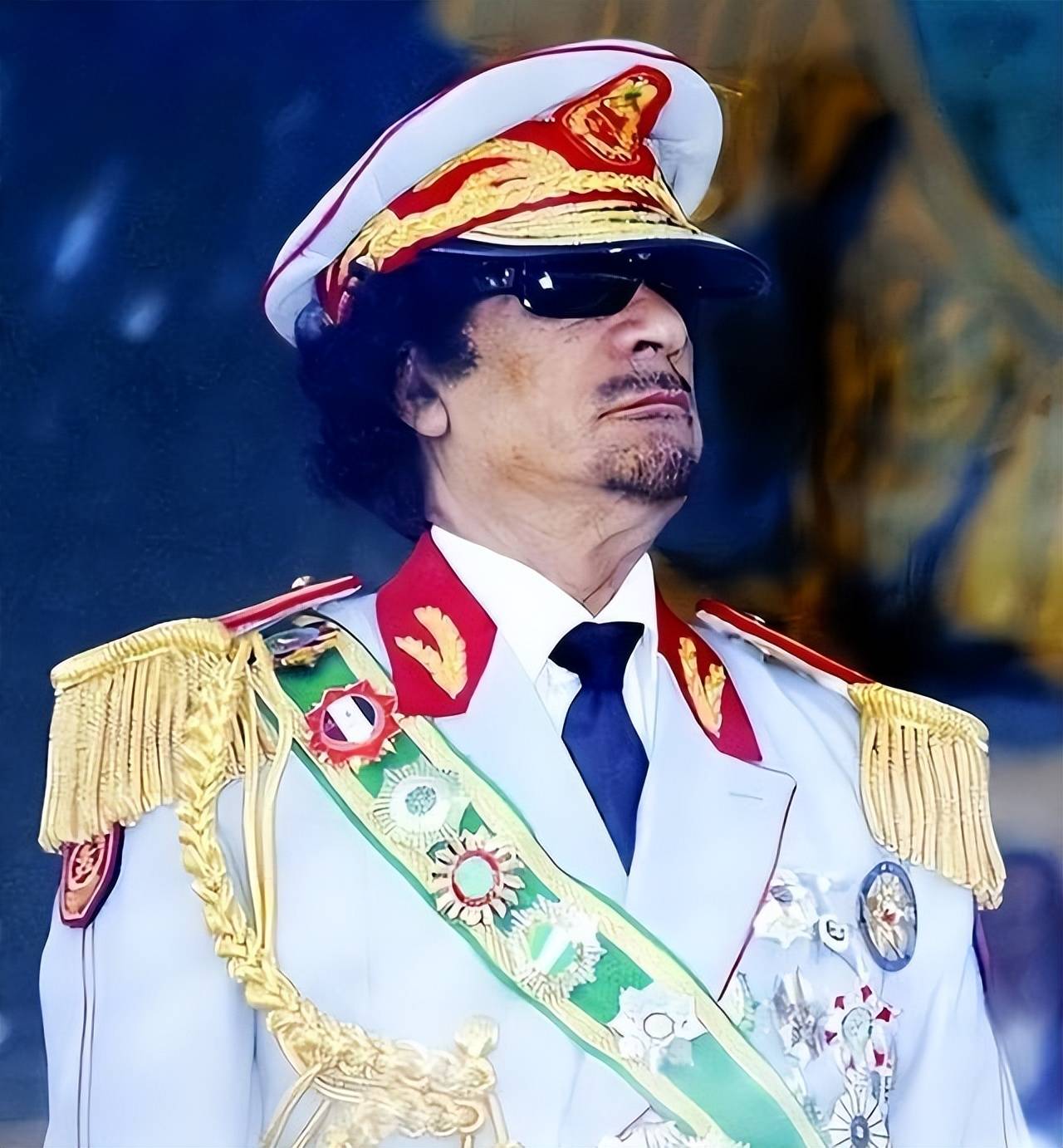 卡扎菲死前躲进下水道被揪出对打了他两巴掌的士兵说了两句话