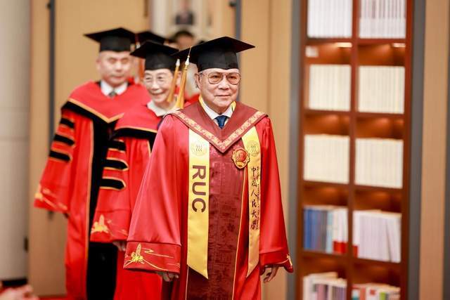 霍震霆获授中国人民大学名誉博士学位(图3) 霍震霆获授中国人民大学名誉博士学位(图3)