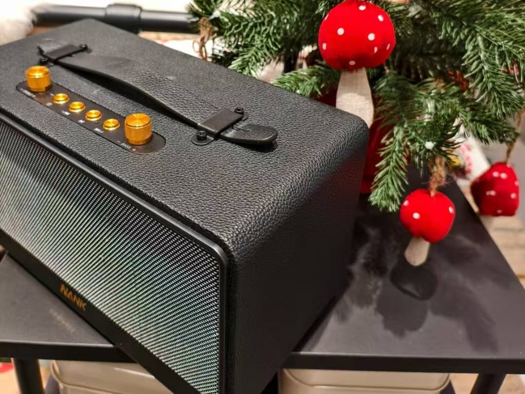 送礼送什么显高档又实用?这款复古蓝牙音箱简直不要太合适,皮质外壳,档次瞬间提升!