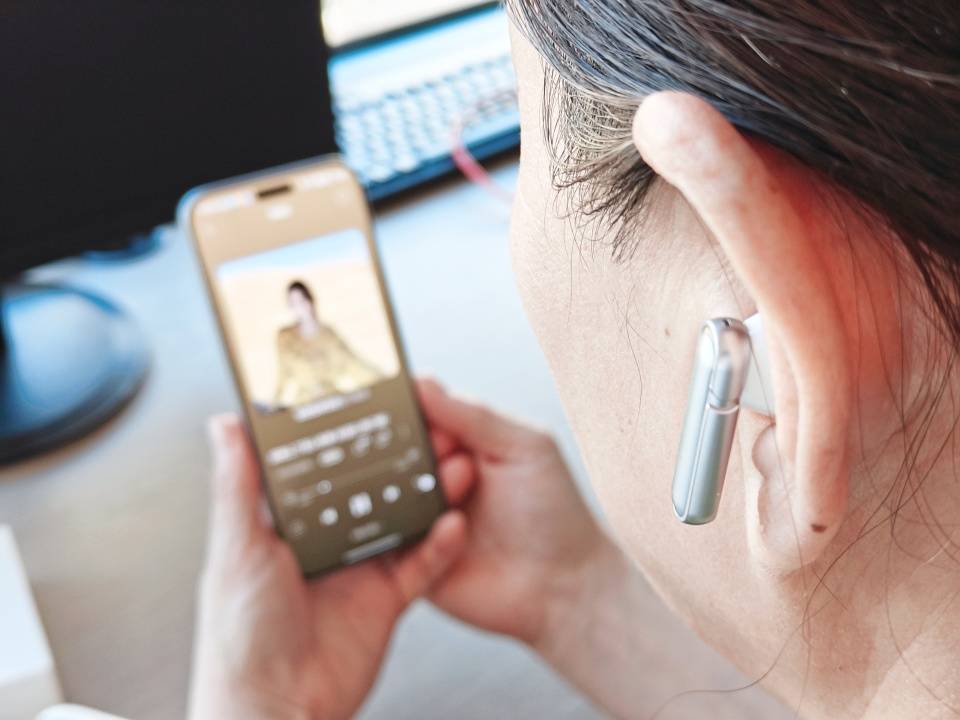 地铁里的弦月：这副耳机如何用东方美学，治愈了我的通勤焦虑！