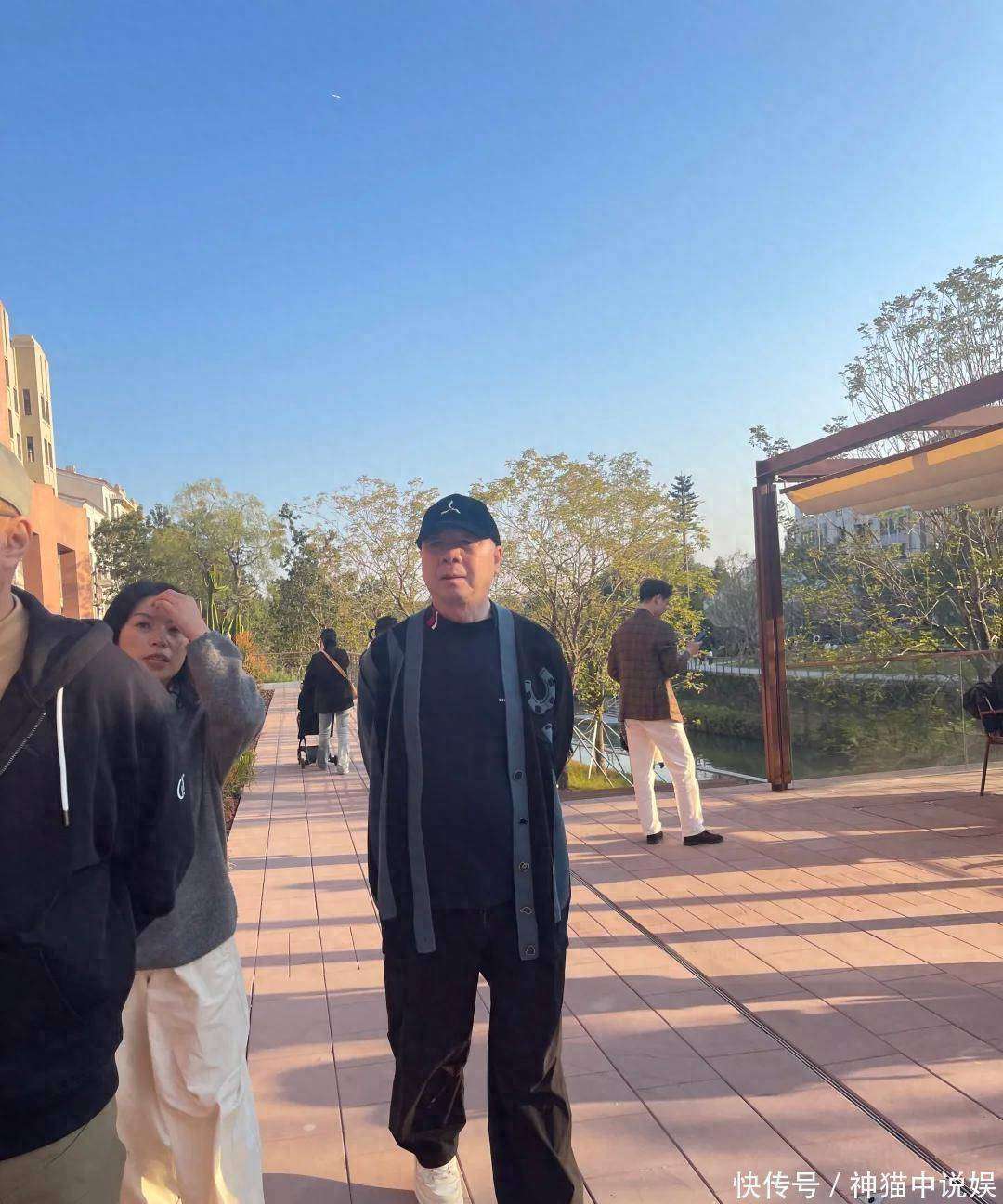 冯小刚带女儿参加活动满眼宠溺还帮穿衣服徐朵素颜和父亲很像