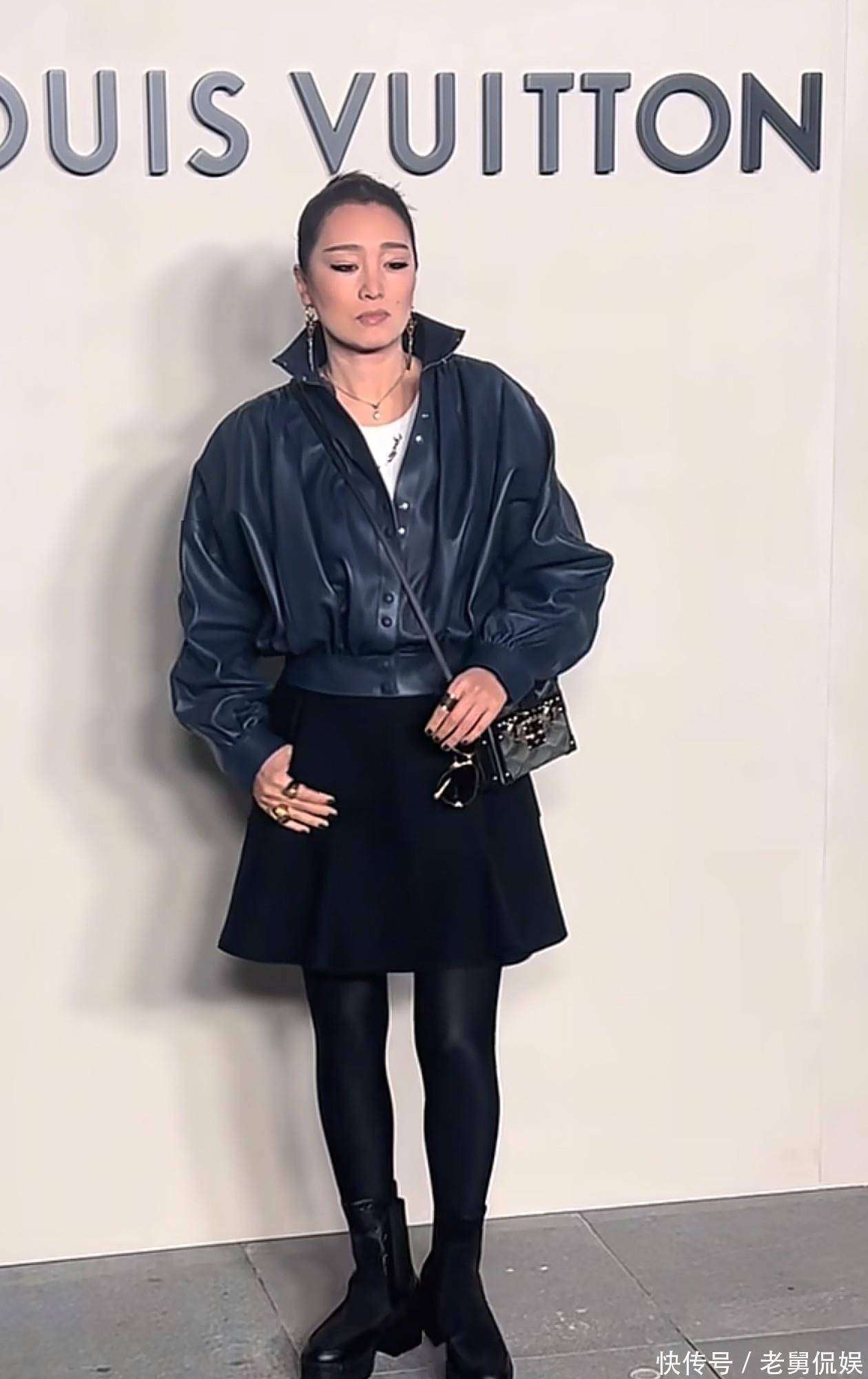 60岁巩俐活动穿搭:立领皮衣 半身裙 黑靴,气场强大,皮肤紧致