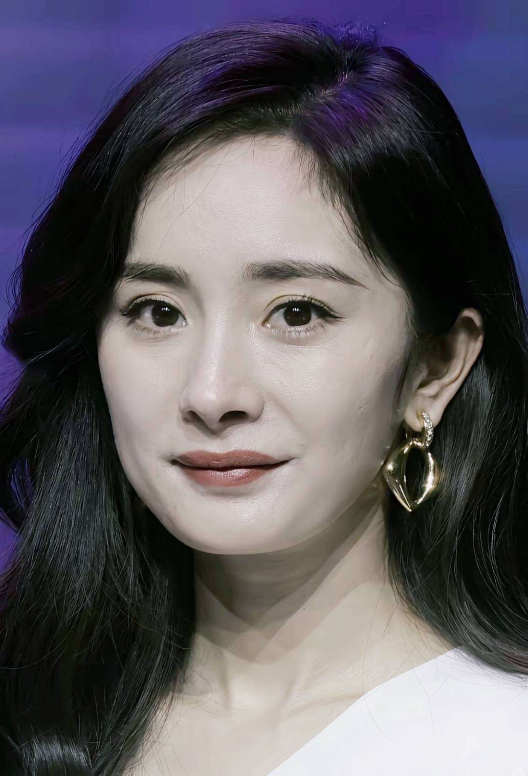 杨幂无滤镜近照流出,眼角皱纹明显,网友:这还是那个少女幂吗?