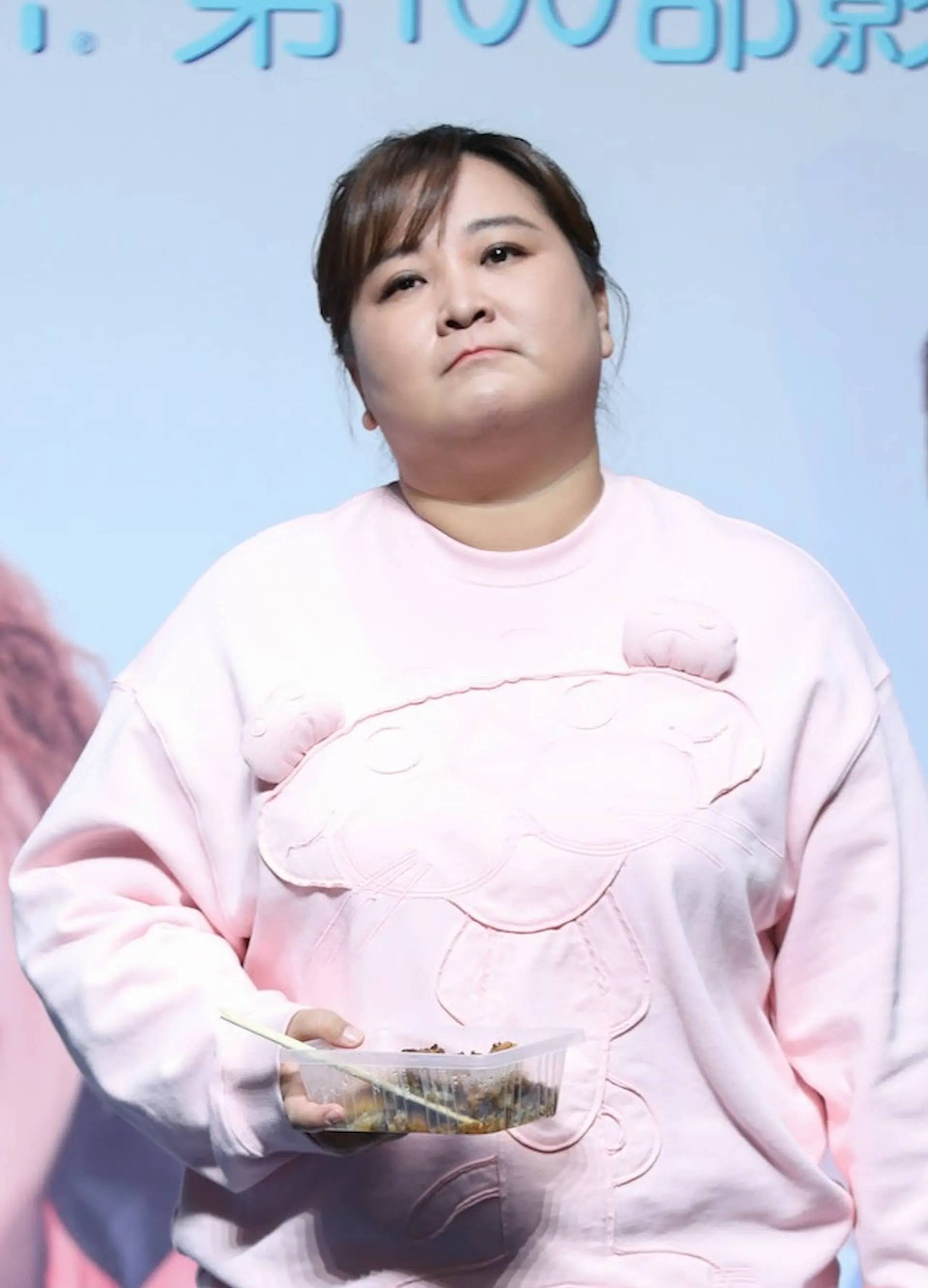 原创外媒的镜头好真实啊43岁贾玲最新状态面相变了跟换了魂一样