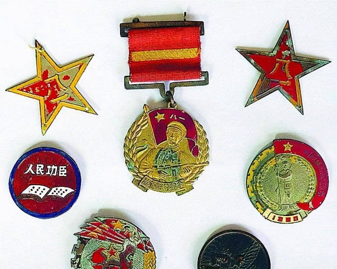 63年,河北发生洪灾,一老农不顾危险在水中捞起一破布