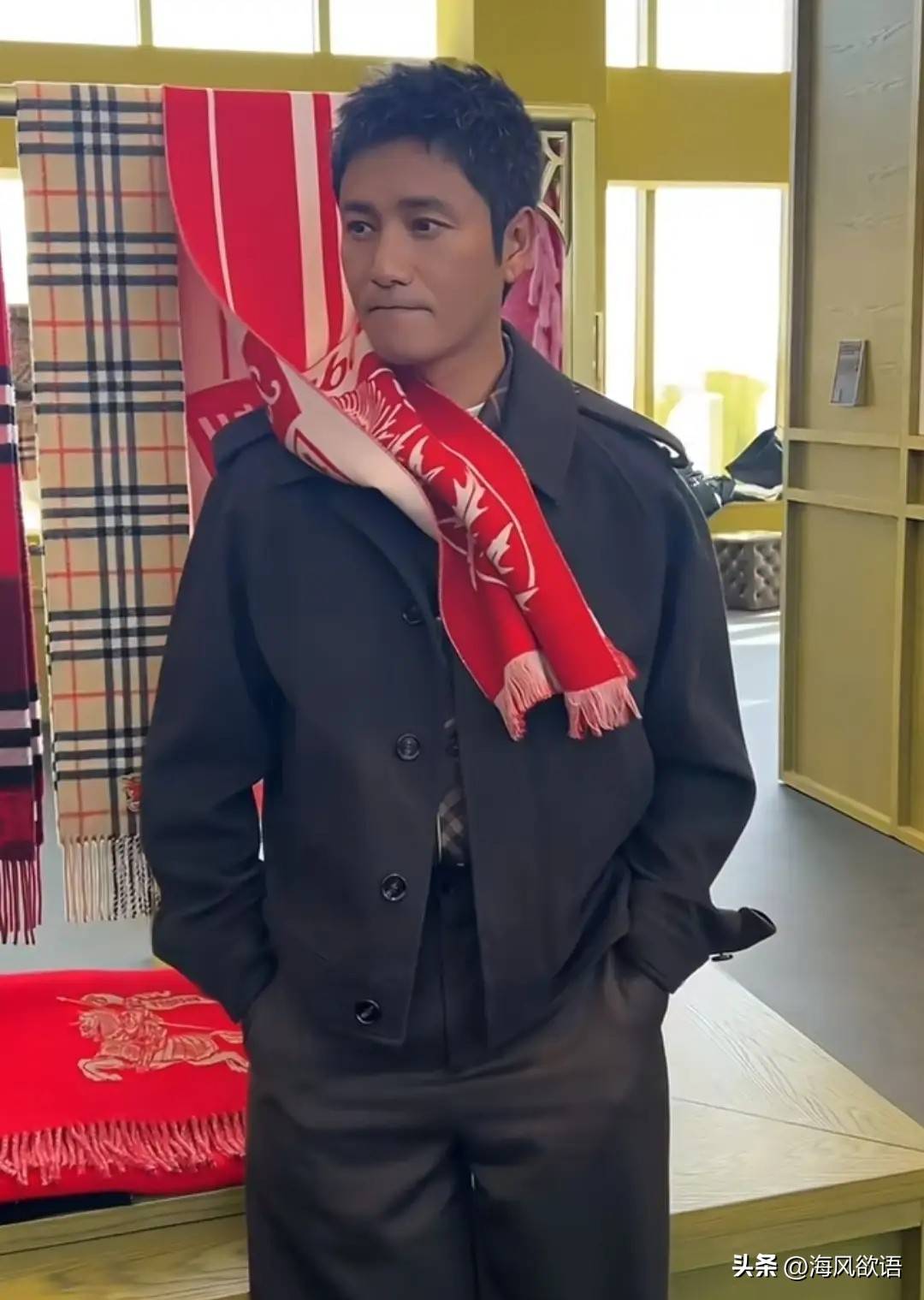 董洁陈坤同框好唏嘘红色外套显老气陈坤眼神疲惫没了当年灵气