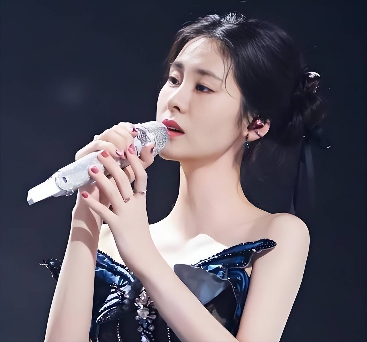 30岁未婚生女,成就哪吒200亿票房,张碧晨多厉害