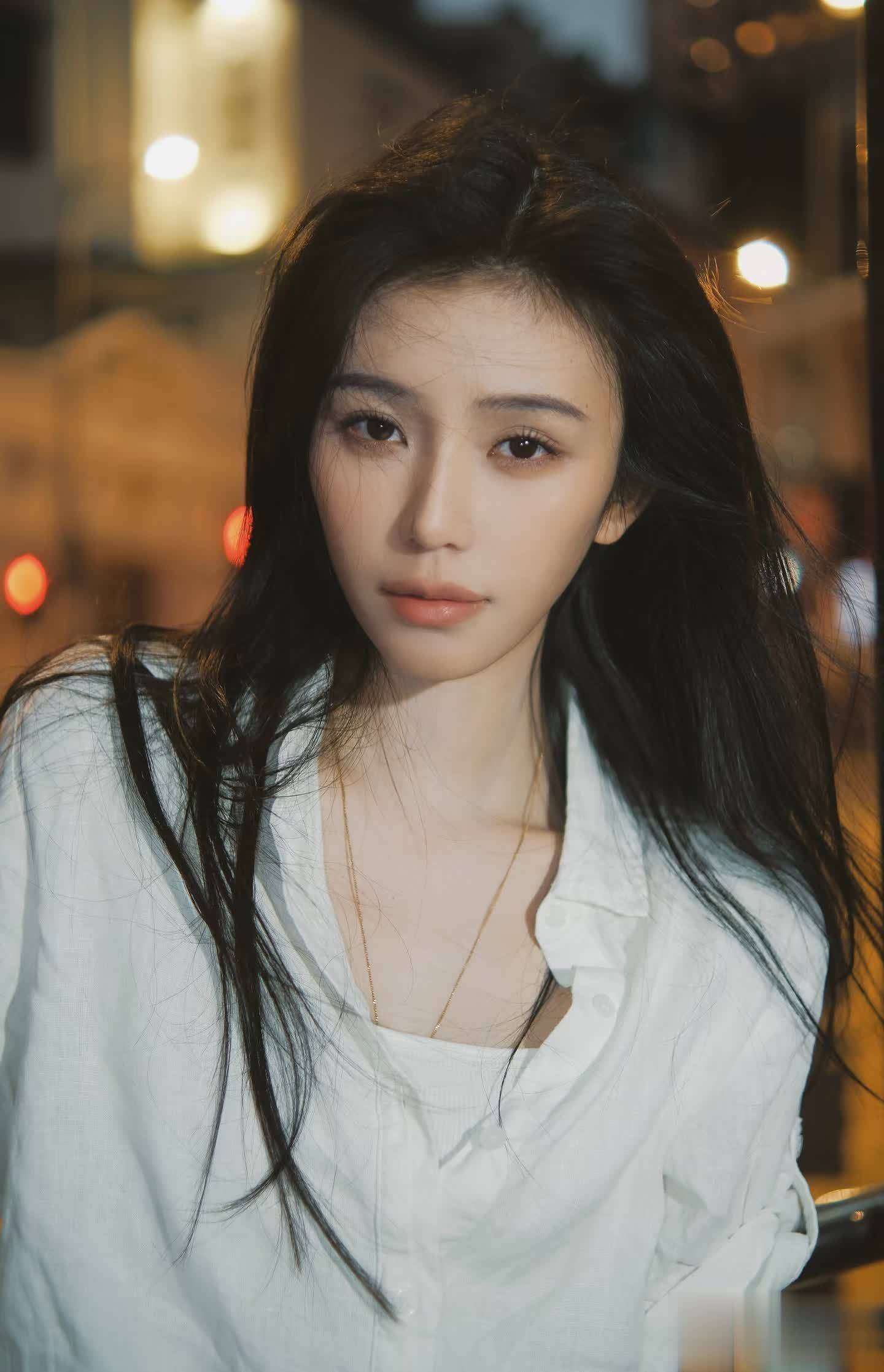 王敏慈晒写真照引发关注