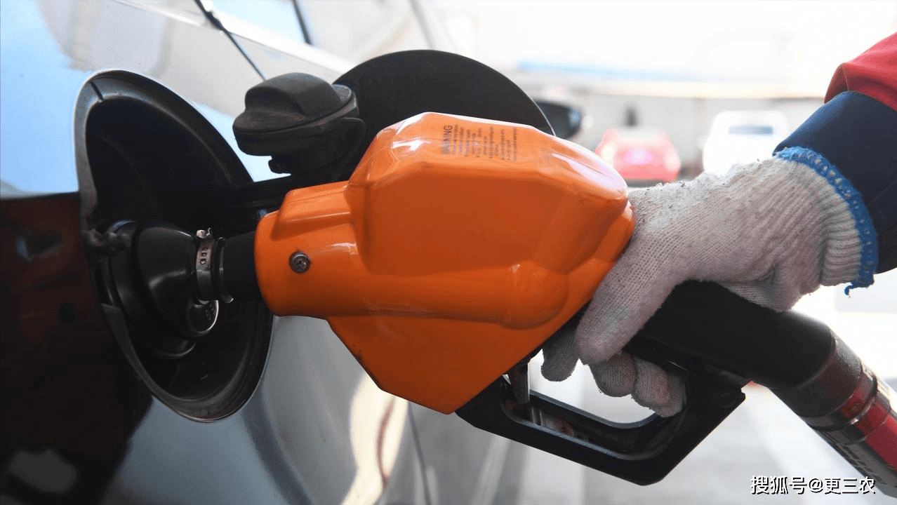 油价下跌1.9毛/升，92汽油降入“6元时代”后，2026年汽柴油“第一涨”或是开端，下次2月3日调价，“破位”上涨？_搜狐网