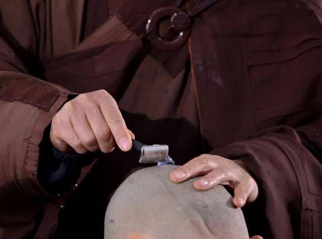 2011年，53岁画家杨彦娶21岁非洲学生，老来得子后为何剃度出家？