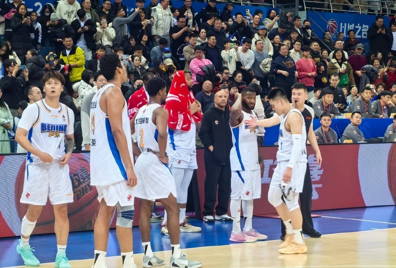 87：81,广东痛击吉林!替补奇乒发威,教练组充满仪式感,胡明轩低迷